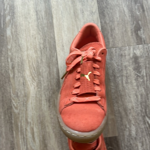 Woman’s Puma shoes. Pink/salmon color size 6.5 - Picture 4 of 6